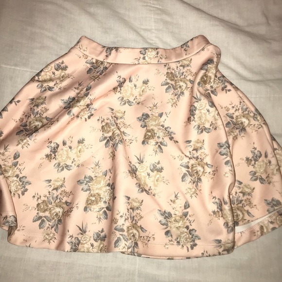 Super cute peach floral skirt! - Picture 2 of 4